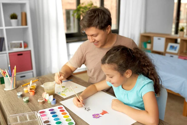Pai feliz com pequena filha desenho em casa — Fotografia de Stock
