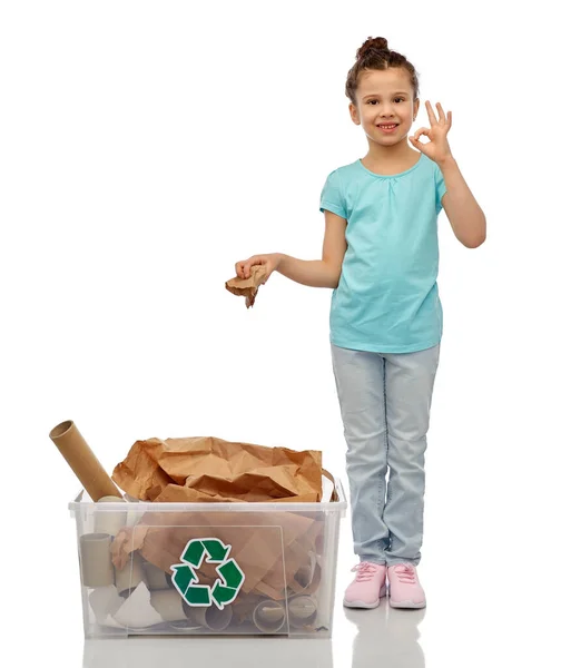 Mosolygós lány válogatás papír hulladék — Stock Fotó