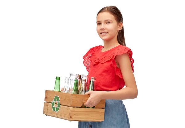 Усміхнена дівчина з дерев'яною коробкою сортування скляних відходів — стокове фото