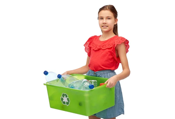 Усміхнена дівчина сортує пластикові відходи — стокове фото