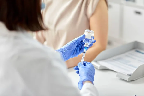 Médico fêmea com doente vacinado com seringa — Fotografia de Stock