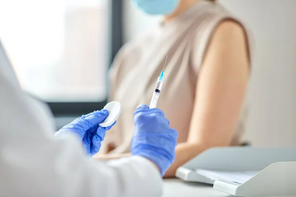 Doctora con jeringa vacunando al paciente —  Fotos de Stock