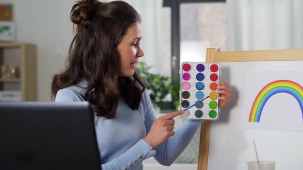 Преподаватель с цветами, имеющие онлайн класс искусств — стоковое видео