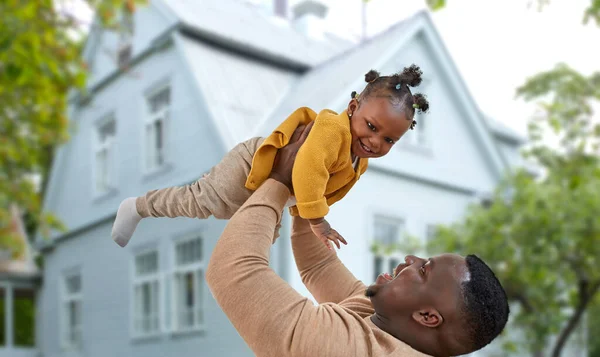 Gelukkig Afrikaans amerikaans vader met baby dochter — Stockfoto