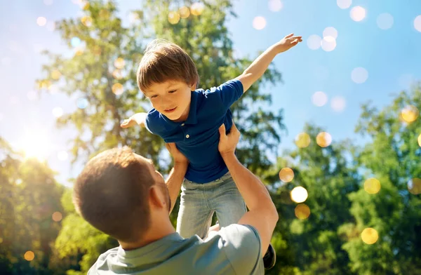 Feliz padre con hijo jugando en el parque de verano — Foto de Stock