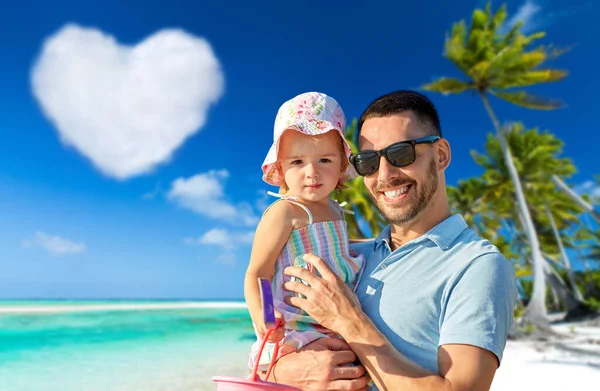 Ευτυχισμένος πατέρας με μια κορούλα στην παραλία — Φωτογραφία Αρχείου