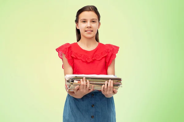 Leende flicka med tidningar sortera pappersavfall — Stockfoto