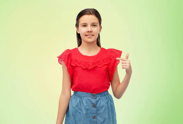 Feliz sorrindo menina apontando dedo para si mesma — Fotografia de Stock