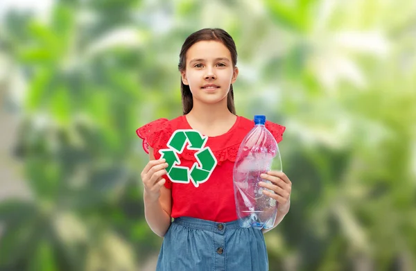 Ragazza con segno di riciclaggio verde e bottiglia di plastica — Foto Stock