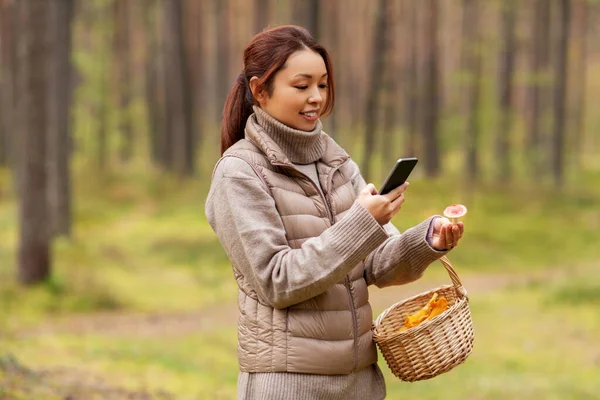 Azji kobieta za pomocą smartfona do identyfikacji grzybów — Zdjęcie stockowe