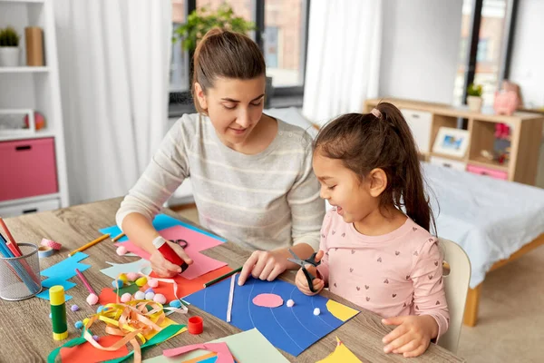 Dotter med mamma gör applikation hemma — Stockfoto