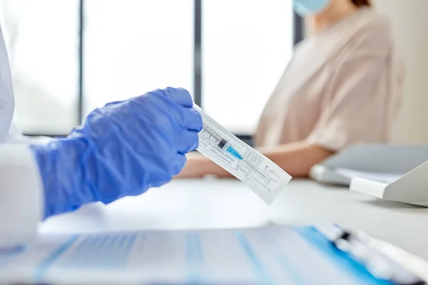 Médico fêmea com seringa e doente no hospital — Fotografia de Stock