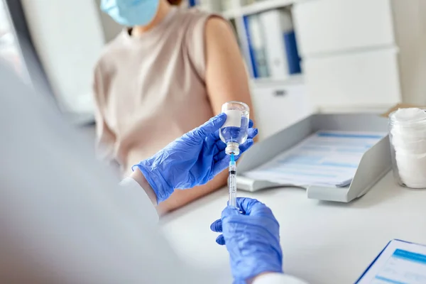 Medico donna con siringa paziente vaccinante — Foto Stock