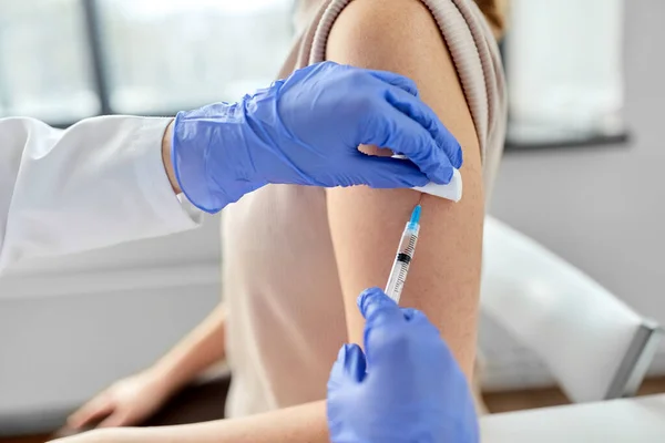 Lekarz ze strzykawką szczepiony pacjent — Zdjęcie stockowe