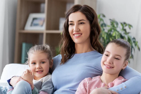 Heureuse mère souriante avec deux filles à la maison — Photo