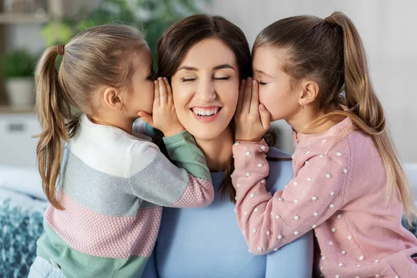 Feliz madre e hijas chismorreando en casa —  Fotos de Stock