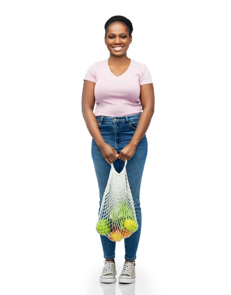 Mulher africana com alimentos em saco de cordas reutilizável — Fotografia de Stock