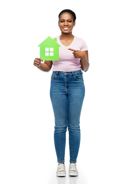 Gülümseyen Afrikalı Amerikalı kadın elinde yeşil bir ev tutuyor. — Stok fotoğraf