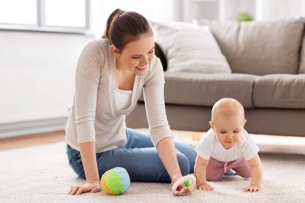 Lycklig mamma leker med liten bebis hemma — Stockfoto