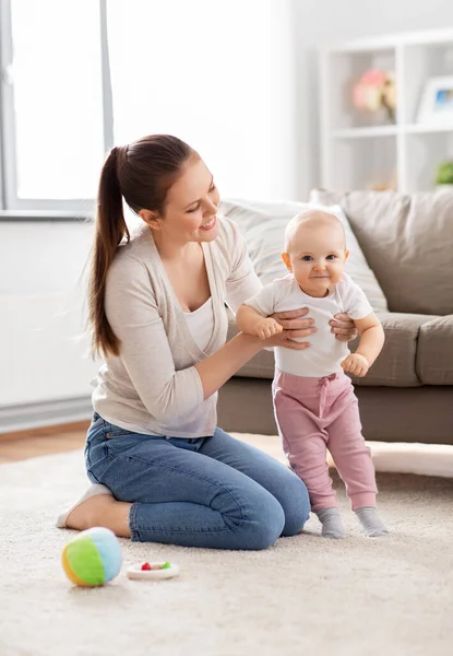 Gelukkig moeder spelen met weinig baby thuis — Stockfoto