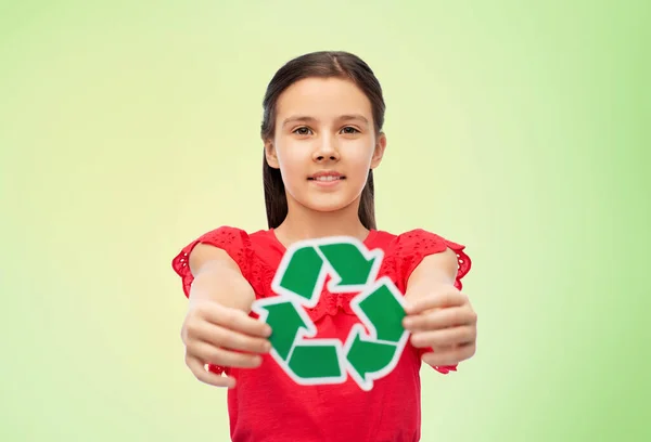 微笑的女孩拿着绿色回收标牌 — 图库照片