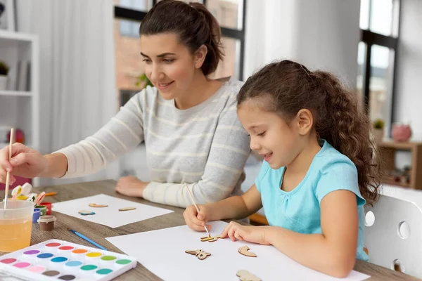 Mãe feliz com pequena filha desenho em casa — Fotografia de Stock