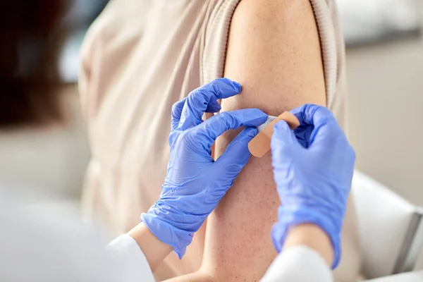 Primer plano del médico que fija el parche al paciente — Foto de Stock