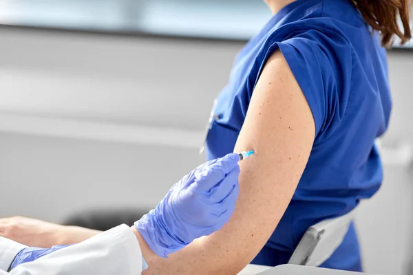 Arts met injectiespuit die medisch werker vaccineert — Stockfoto