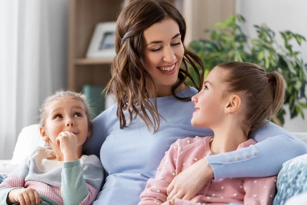 Feliz sorrindo mãe com duas filhas em casa — Fotografia de Stock