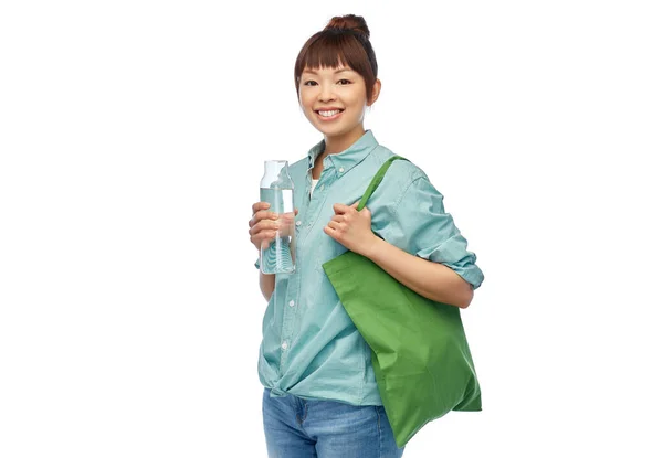 Mujer con bolsa para compras de alimentos y botella de vidrio — Foto de Stock