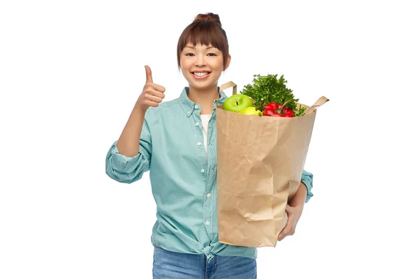 Glückliche asiatische Frau mit Lebensmitteln in Papiereinkaufstasche — Stockfoto