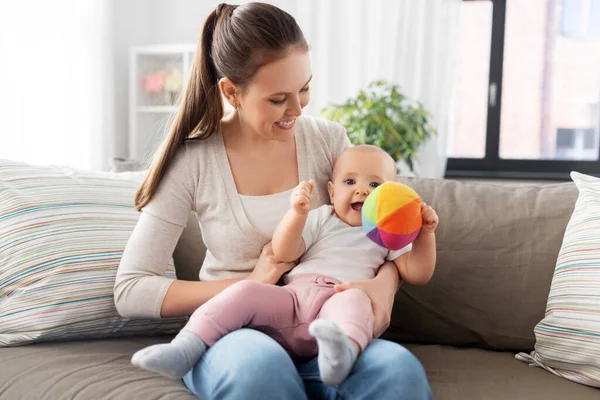 Glücklich lächelnde Mutter mit kleinem Baby zu Hause — Stockfoto