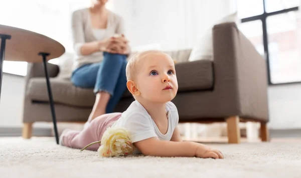 Mãe e bebê rastejando no chão em casa — Fotografia de Stock