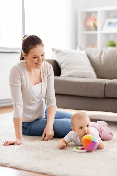 Glad leende mor med liten bebis hemma — Stockfoto