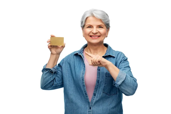 Potret wanita senior tersenyum dengan kartu kredit — Stok Foto