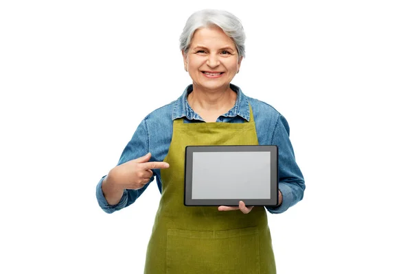 Mujer mayor feliz en delantal de jardín con la tableta de la PC — Foto de Stock