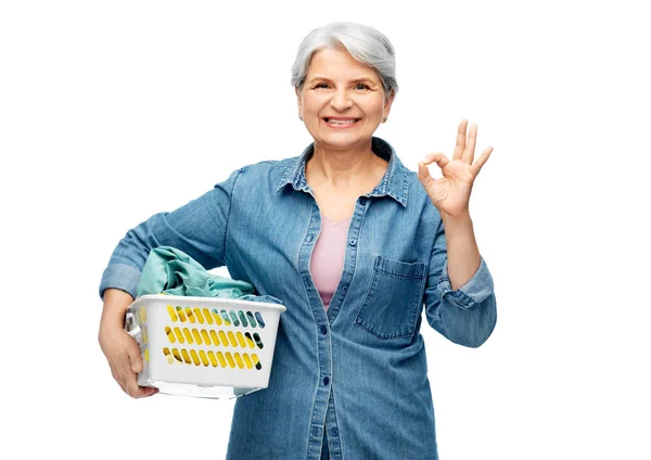 Tersenyum wanita senior dengan keranjang cucian — Stok Foto