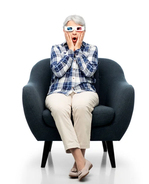 Vystrašená starší žena v 3D brýle sledování filmu — Stock fotografie