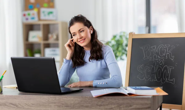 Lehrer mit Laptop hat Online-Unterricht zu Hause lizenzfreie Stockbilder