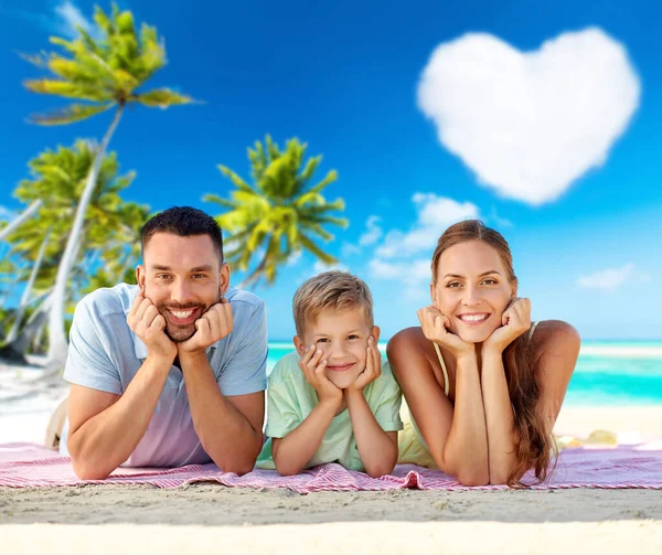 Gelukkig familie liggend over tropische strand achtergrond — Stockfoto