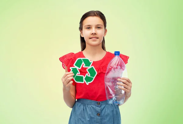 Chica con signo de reciclaje verde y botella de plástico — Foto de Stock