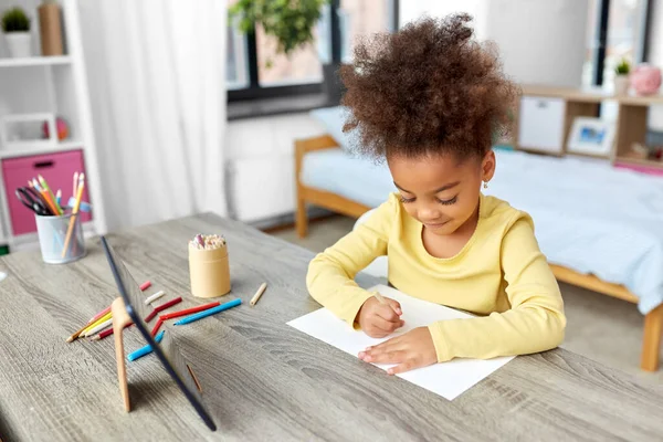 Disegno bambina con matite da colorare a casa — Foto Stock