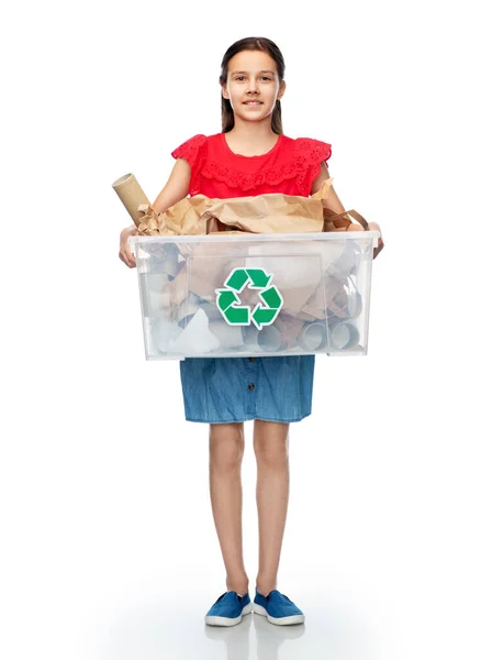 Улыбающаяся девушка сортирует бумажные отходы — стоковое фото