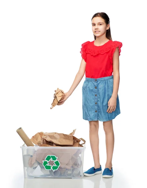 Sorrindo menina classificando resíduos de papel — Fotografia de Stock