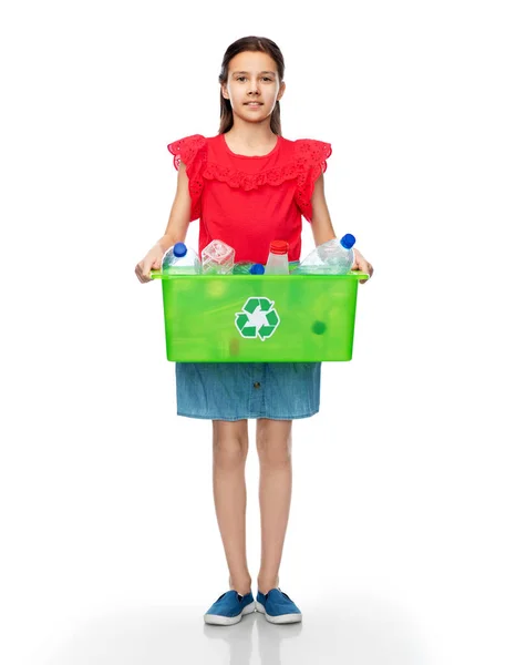 Usmívající se dívka třídění plastový odpad — Stock fotografie