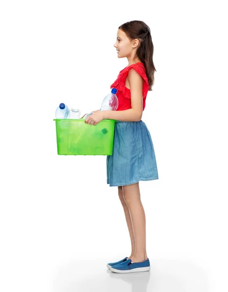 Chica sonriente clasificación de residuos de plástico — Foto de Stock