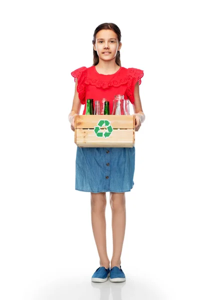 Χαμογελαστό κορίτσι με ξύλινο κουτί διαλογή γυάλινα απόβλητα — Φωτογραφία Αρχείου