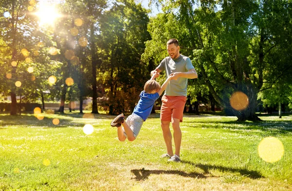 Šťastný otec se synem hraje v letním parku — Stock fotografie