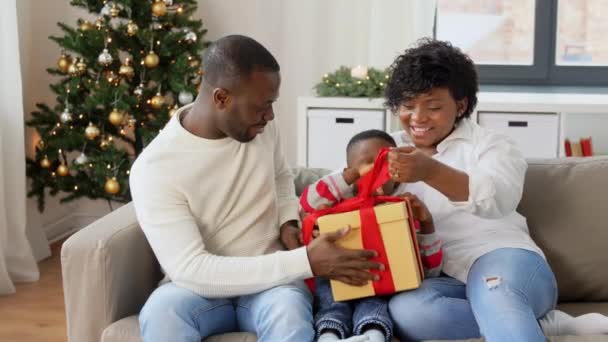 Afrikaanse familie opening kerstcadeau thuis — Stockvideo