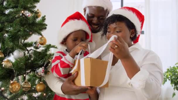 Famille africaine ouverture cadeau de Noël à la maison — Video
